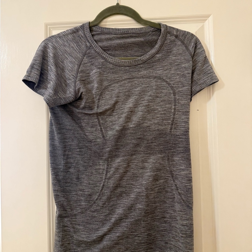 Lululemon Swiftly Tech Short-Sleeve Shirt 2.0 Hip Length Slate/White size 6